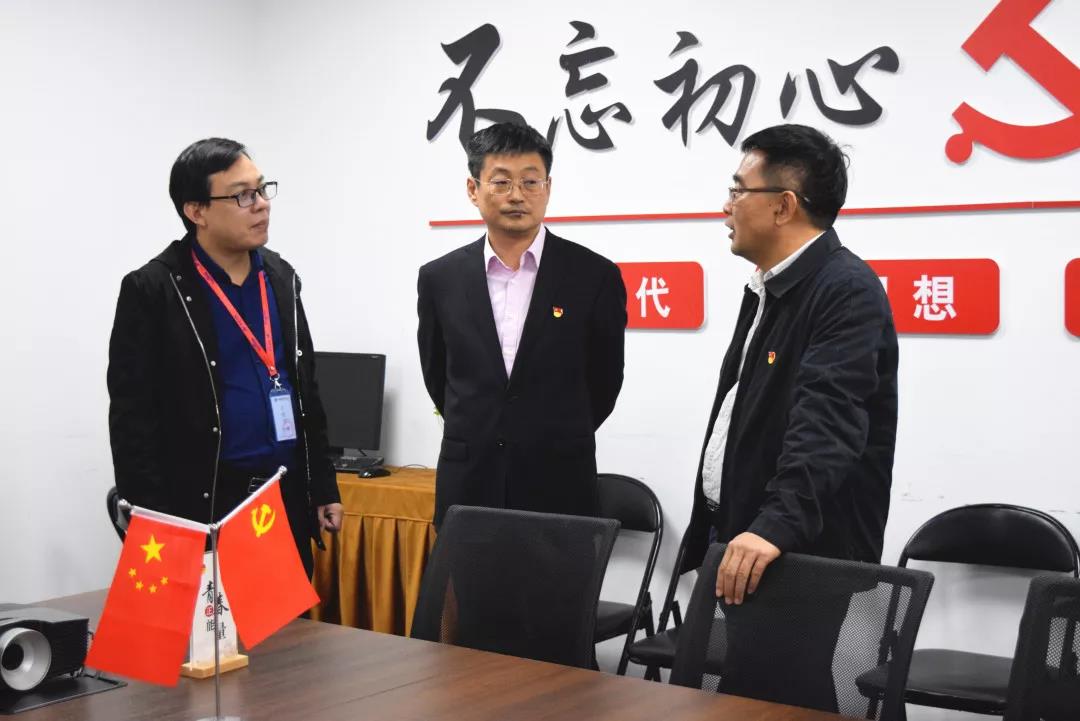 中共安陽市委網(wǎng)信辦主任路玉軍、副主任王曉萌等一行人蒞臨安陽青峰網(wǎng)絡(luò)指導(dǎo)工作